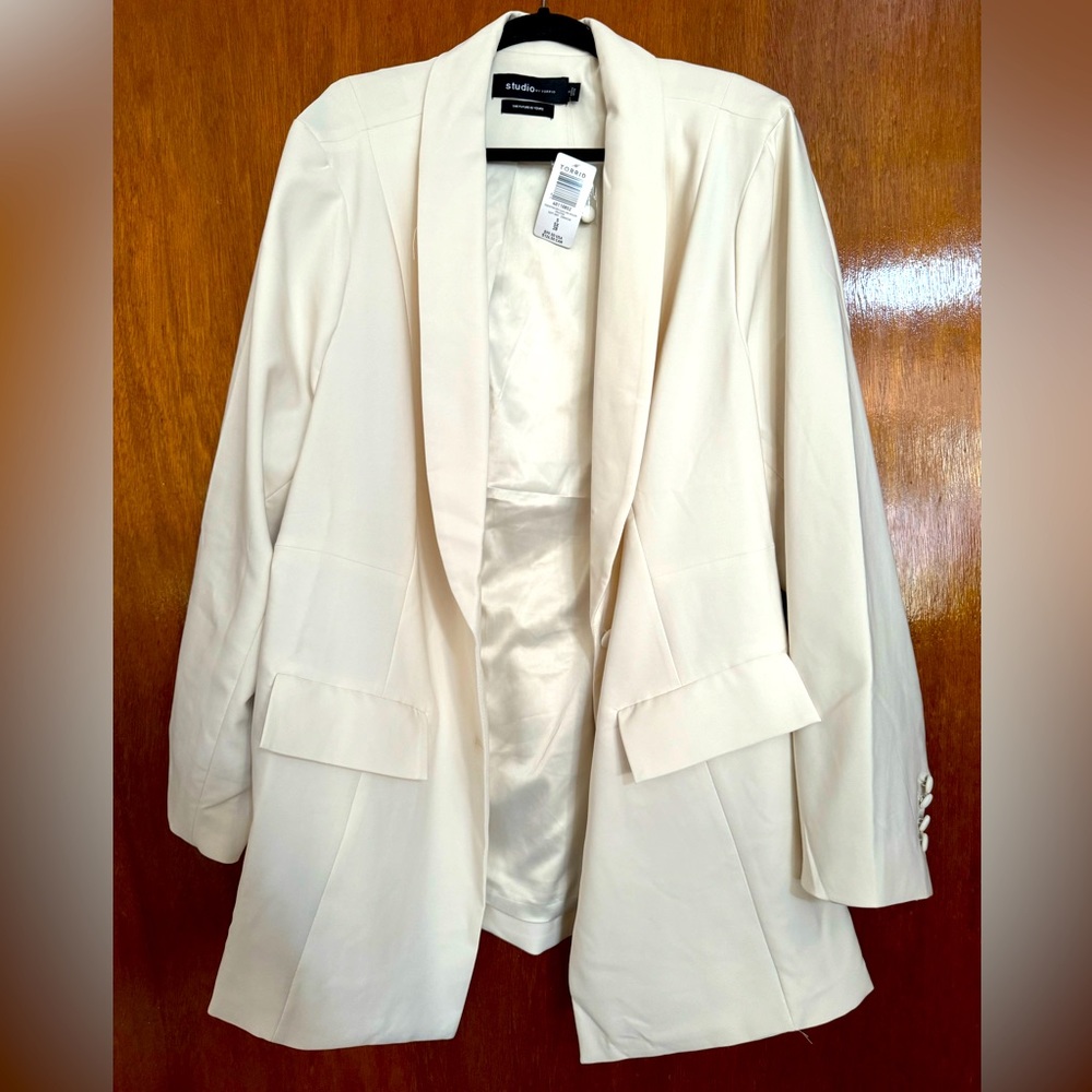 Torrid cream 5X, 5, 28W tuxedo style blazer Long, satin lined. NWT.
